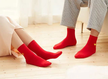 梦见穿红袜子有什么预兆，梦见红袜子周公解梦
