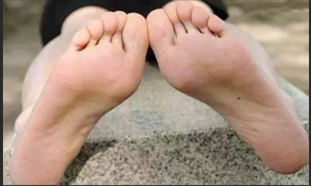 右脚脚底有痣的女人代表什么,右脚脚底有痣的女人代表什么命运