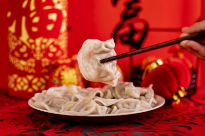 春节过年吃饺子的寓意是什么,过春节吃饺子寓意是什么象征着什么