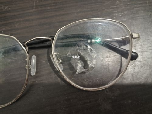 梦到眼镜坏了是什么意思 梦见到眼镜碎了怎么回事 梦到自己戴的眼镜碎了