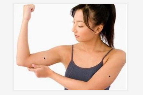 女人手臂有痣好不好 女人手臂有痣的痣相解析